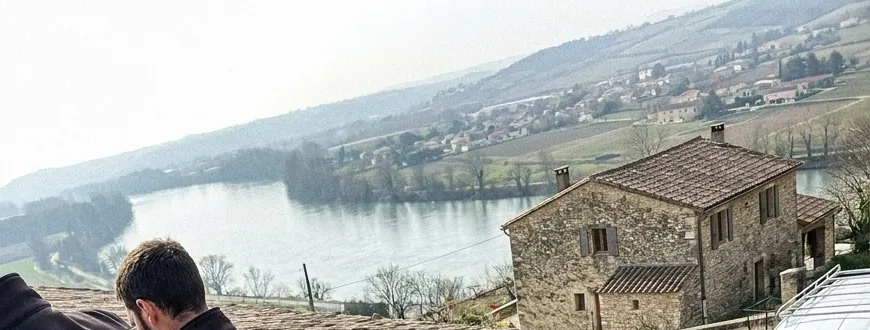 Le Rhône et les villages de la rive ardéchoise vus depuis un toit en tuiles canal près de Saint-Vallier